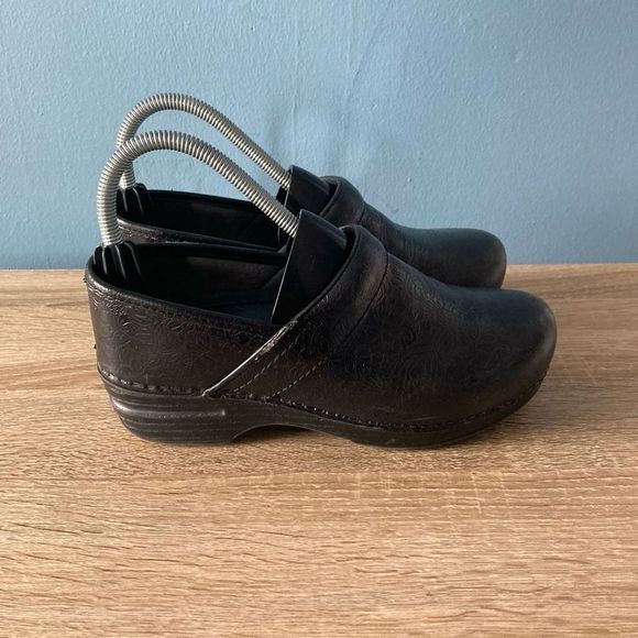 Dansko XP Black Floral Tooled Leather Comfort Clogs Nurse Sz.37 / 6.5 US VGUC - Picture 1 of 8